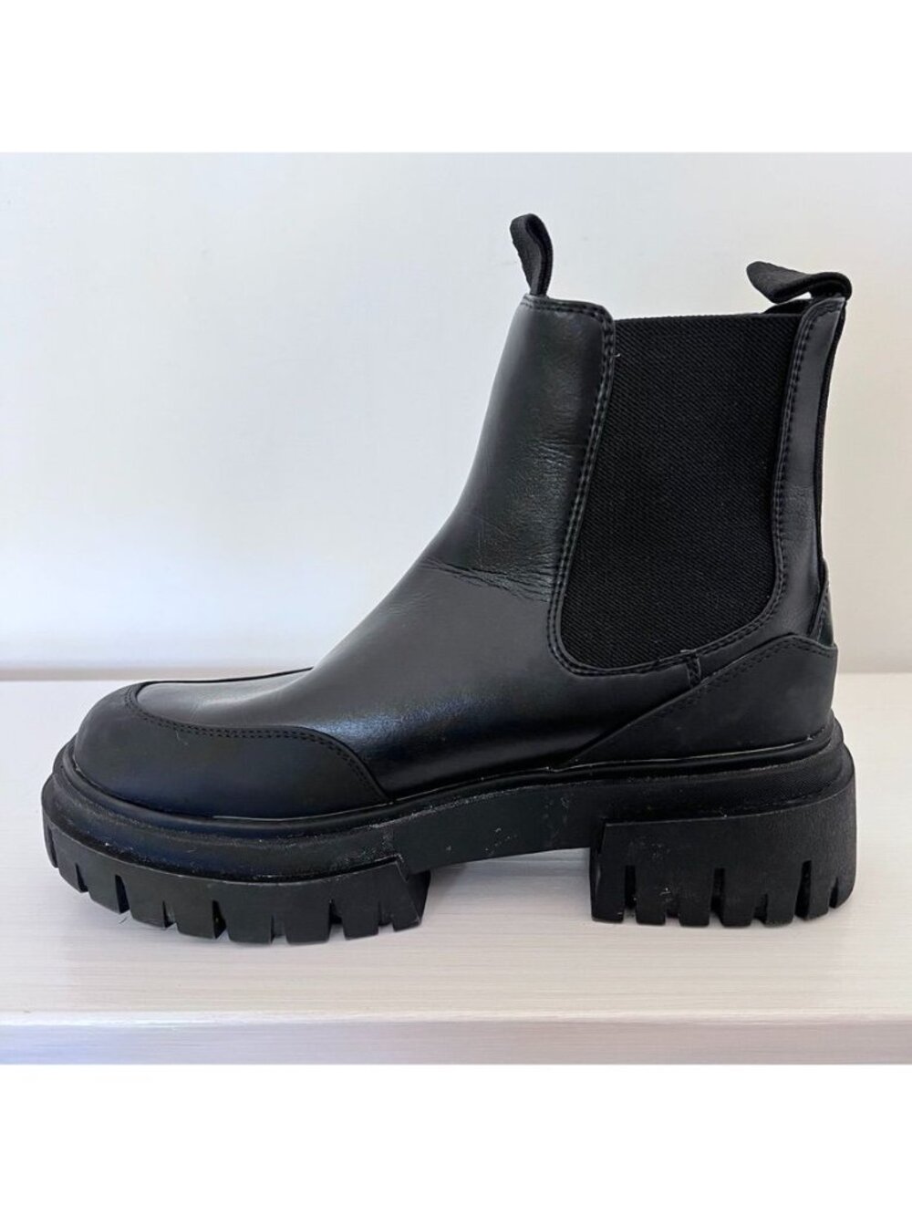 Steve Madden Womens Sz 8 Black Chelsea Chunky Lug Sole Ankle Boots Vegan Leather - Picture 5 of 12